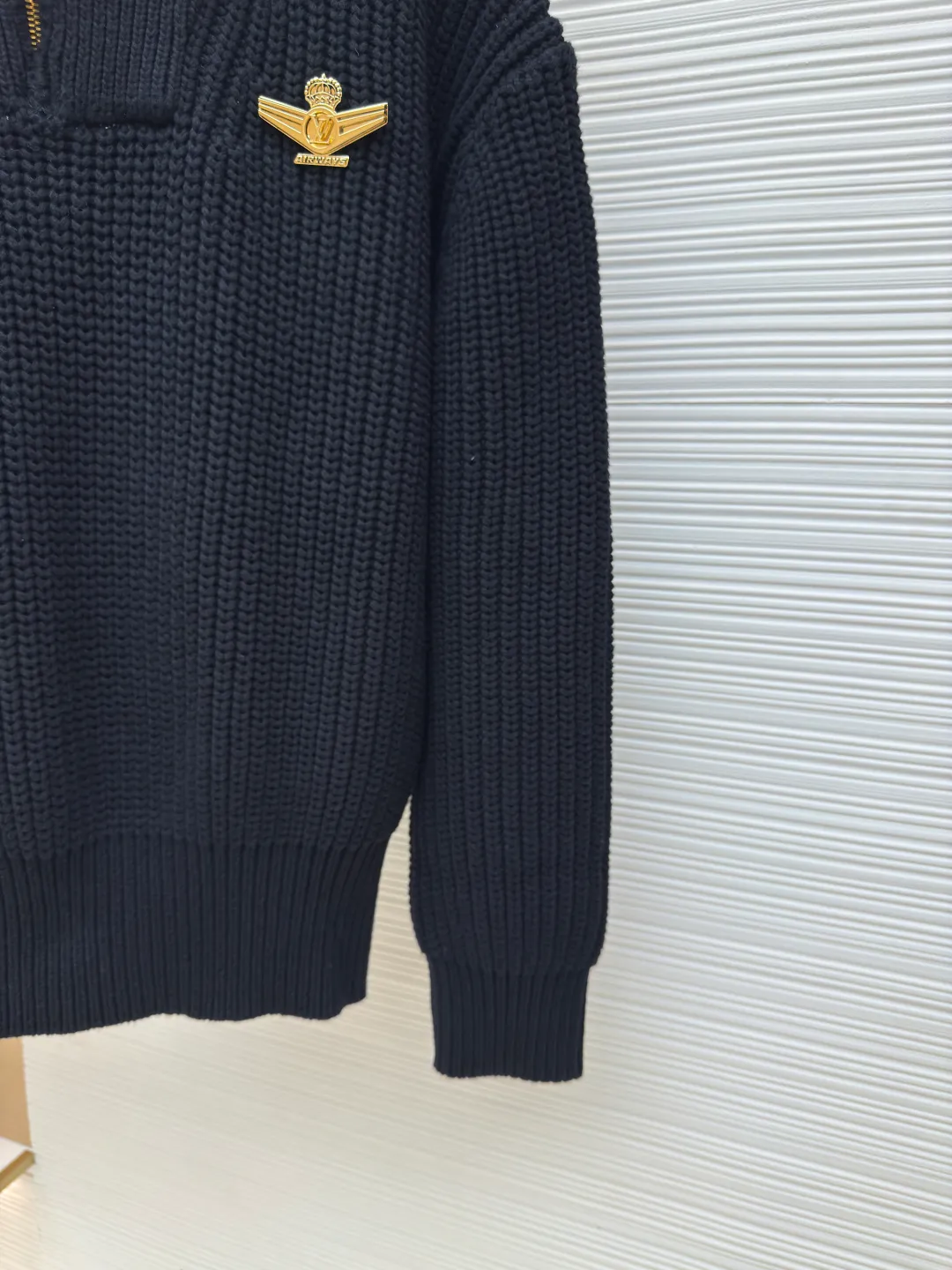 LOUIS VUITTON Pearl Aviator Brooch Lapel Sweater ●Authentic product: 25100 purchased and developed ●Item number: 1680544-D15 ●Fabric: wool blended fabric ●Technology: knitted ●Version: fitted version ●Weight: about 1720g ●Size: XS-S-M-L ●Description: The fabric is made of cotton-wool blended cotton thread, 35% wool, 65% cotton yarn. The ready-to-wear fabric has a soft feel and is thick and slightly elastic. The chest logo is alloy electroplated gold, the zipper is natural mother of pearl, and the pull tabs are electroplated brass. The cuffs have mother-of-pearl and each button has the brand's LOGO. All accessories are developed according to the original version, and every detail and weight of each accessory is restored. This half-zip pullover continues the dandy style of the 2025 spring and summer show. It is made of sheep wool blended with a thick cable knit, and the body and collar are rendered in different colors. The LV Airways brooch sits elegantly on the chest, and the zipper pull and cuffs sparkle with pearlescent light. The overall routing is straight and delicate, the fabric is comfortable and soft, and the color is consistent without color difference. It can be matched with the same style to create a fashionable look and control various occasions. Customized accessories, complete with three standards, same style for men and women! .